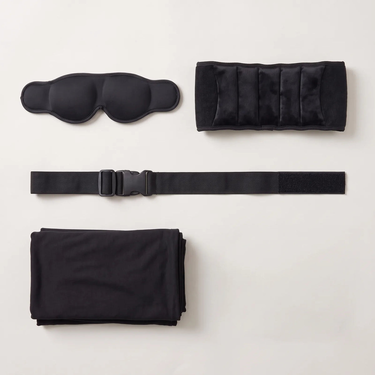 Lieferumfang: Gurt für die Kopfstütze, Kissenband, 3D-Augenmaske und Arm-Schlinge